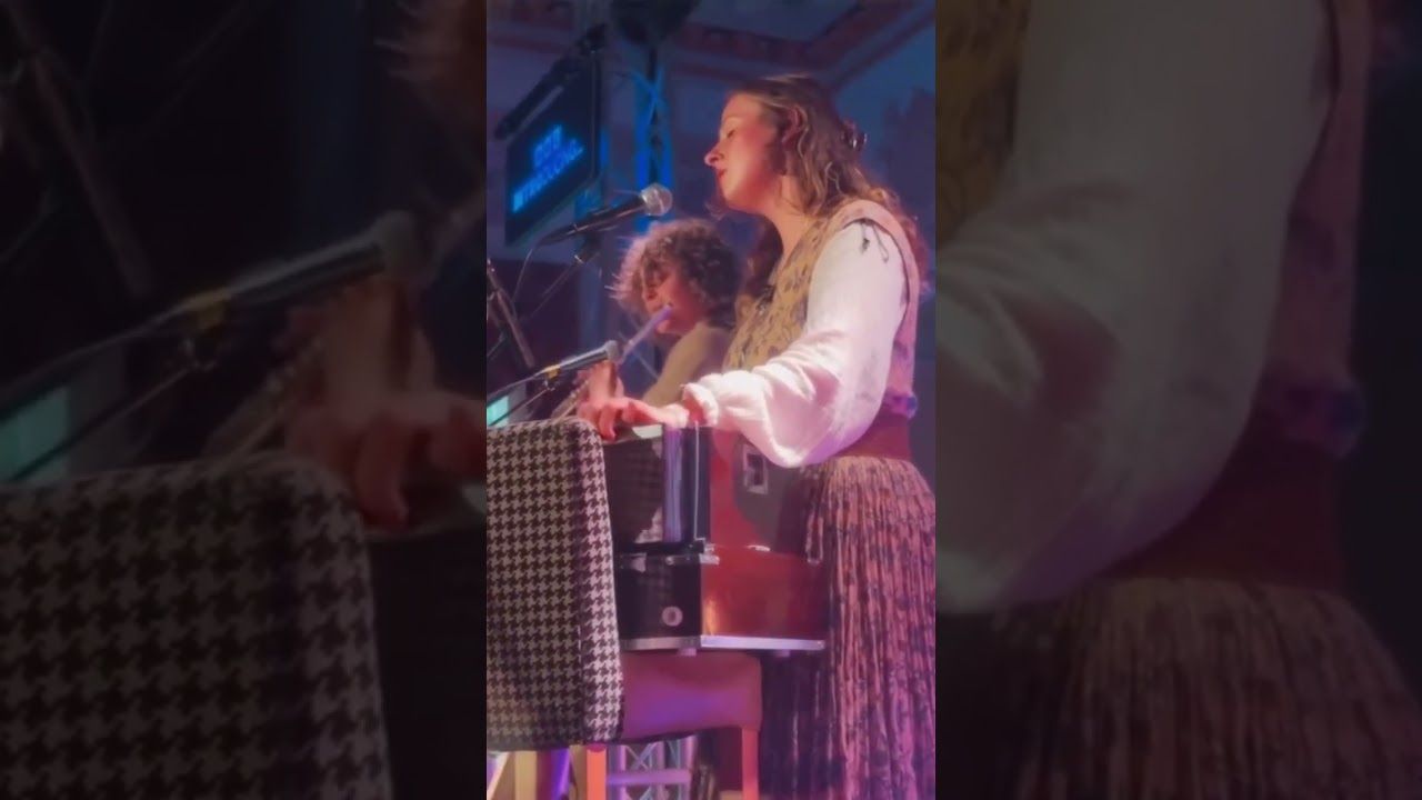 MARI MATHIAS performing live