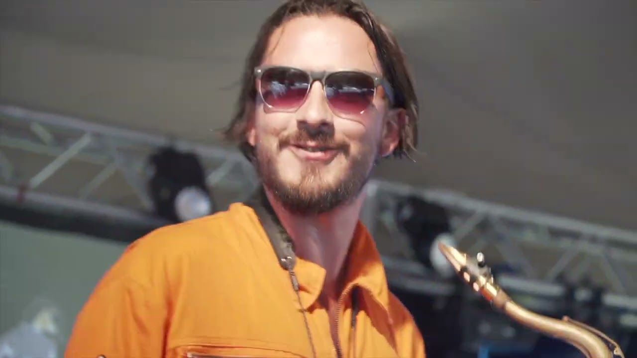 MUTTNIK performing live
